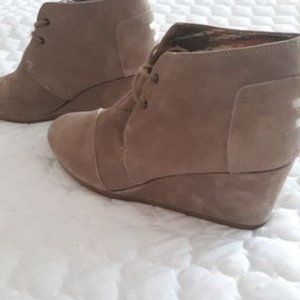 TOMS Desert Taupe Suede Wedges Womens size 11